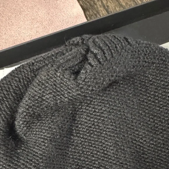 AUTHENTIC brand new CHANEL BLACK cashmere beanie with white CC - Picture 3 of 8